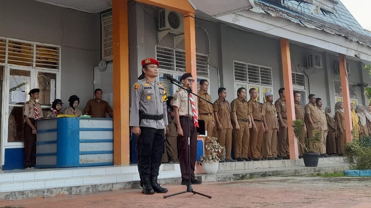 Kasat Reskrim Polres Rokan Hulu AKP Dr Raja Kosmos menjadi pembina upacara di SMKN 1 mengajak pemilih pemula mensukseskan Pemilu 2024.