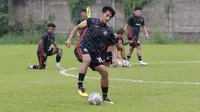 Pemain Persija Jakarta, Hanif Sjahbandi, mengontrol bola saat sesi latihan di Nirwana Park Sawangan, Jawa Barat, Kamis (7/7/2022). Latihan merupakan persiapan jelang bergulirnya Liga 1 musim 2022/2023. (Bola.com/M Iqbal Ichsan)