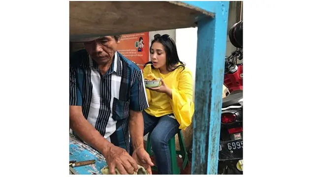 Punya Kehidupan Mewah, 6 Seleb Ini Tak Malu Makan di Pinggir Jalan