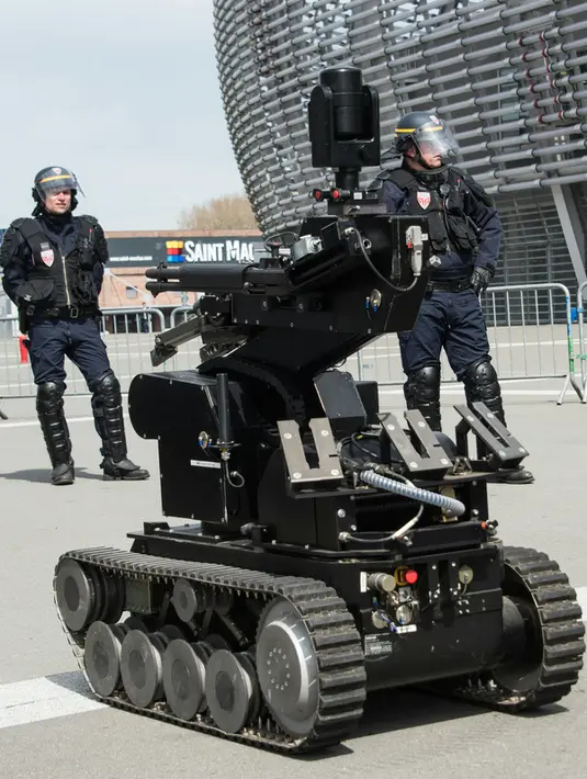 Sebuah robot penjinak bom dikerahkan oleh petugas polisi Prancis saat latihan serangan teroris di Stadion Pierre Mauroy, Prancis (21/4). Latihan untuk mengantisipasi serangan teroris pada pertandingan sepak bola Euro 2016. (AFP PHOTO/DENIS Charlet)