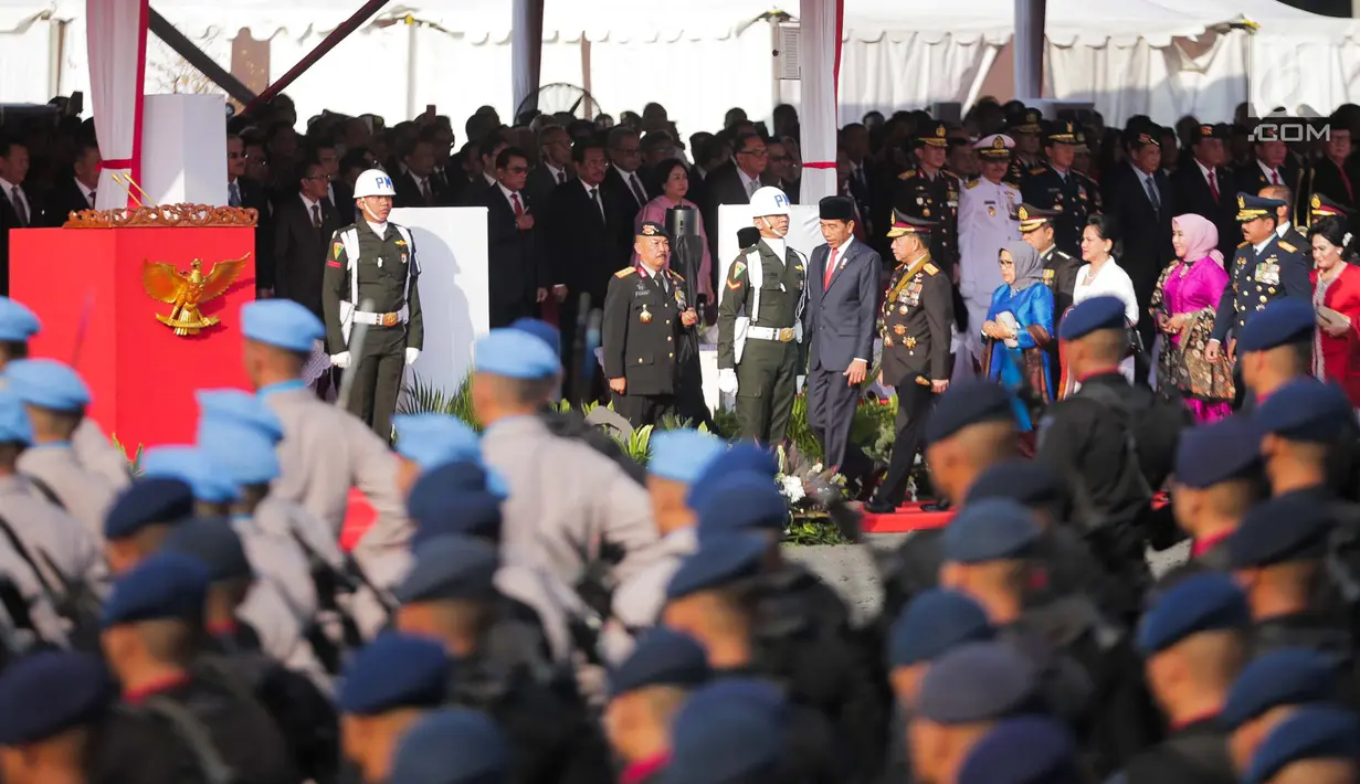 Presiden Joko Widodo didampingi Kapolri Jenderal Tito Karnavian menghadiri upacara peringatan HUT Ke-73 Bhayangkara di Monas, Jakarta, Rabu (10/7/2019).  Hut Ke-73 Bhayangkara ini bertemakan ‘Dengan semangat Promoter, Pengabdian Polri untuk Masyarakat, Bangsa dan Negara. (Liputan6.com/Faizal Fanani)