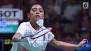 Tunggal putri Indonesia, Gregoria Mariska Tunjung mengembalikan kok ke arah pemain India, Pusarla V Sindhu di babak 16 besar Bulutangkis Tunggal Putri Asian Games 2018 di Istora Kompleks GBK, Jakarta, Sabtu (25/8). (Liputan6.com/Helmi Fithriansyah)