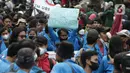 Aliansi Mahasiswa dari berbagai universitas melakukan aksi jalan kaki menuju Gedung MPR/DPR/DPD untuk menyuarakan aspirasi, Senin (11/4/2022). Dalam aksinya, mereka menuntut penurunan harga bahan pangan, menolak isu perpanjangan masa jabatan Presiden. (Liputan6.com/Helmi Fithriansyah)