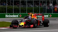 Pembalap Red Bull, Max Verstappen, gagal tampil maksimal di latihan bebas F1 GP Austria. (Charles Coates/ GETTY IMAGES NORTH AMERICA / AFP)