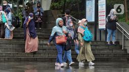 Pekerja tengah melintas di kawasan Kendal, Jakarta, Jumat (9/12/2022). Pemerintah Provinsi DKI Jakarta resmi menaikkan upah minimum provinsi (UMP) 2023 sebesar 5,6 persen atau menjadi Rp 4,9 juta. (Liputan6.com/Angga Yuniar)