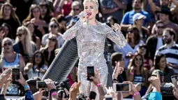 Katy Perry tampil berkilau saat tur musik "Katy Perry - Witness World Wide" di Los Angeles, California, AS (12/6). (AFP Photo)
