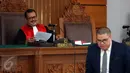 Hakim Tunggal I Wayan Karya menyampaikan permohonan penundaan sidang perdana praperadilan mantan Ketua DPD Irman Gusman di PN Jakarta Selatan, Selasa (18/10). Sidang harus ditunda karena KPK sebagai pihak termohon tidak datang. (Liputan6.com/Helmi Afandi)