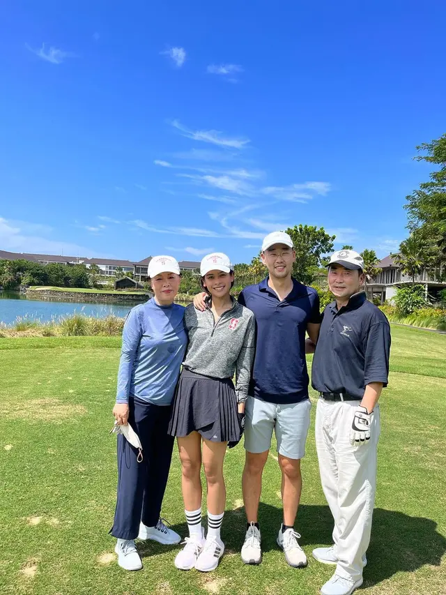 7 Gaya Maudy Ayunda saat Main Golf, Curi Perhatian