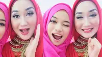 Siapa yang tidak mengetahui desainer fashion hijab berbakat Indonesia, Dian Pelangi dan Ghaida Tsuraya? Iya, dua desainer muda nan jelita in
