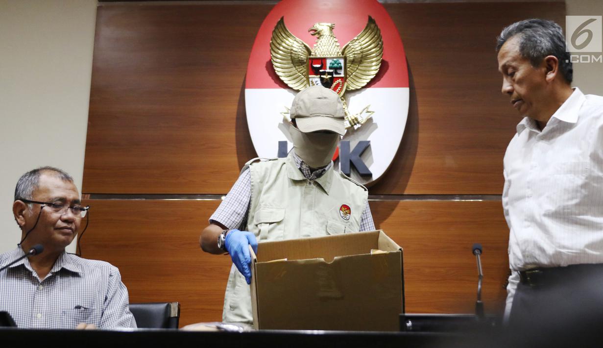 Petugas menunjukkan barang bukti hasil OTT di gedung KPK, Jakarta, Sabtu (27/5).  KPK menyita uang sebanyak Rp40 Juta, Rp1,145 Milyar dan USD 3000 yang diduga sebagai suap terkait pemberian predikat WTP terhadap Kemendes. (Liputan6.com/Angga Yuniar)