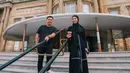 Bersama suaminya, Ratna Galih juga liburan ke London. Ratna Galih tampil mengenakan kerudung polos hitam dan gamis list putihnya. Ia juga memadukannya dengan white shoes Adidas.  [@ratnagalih]