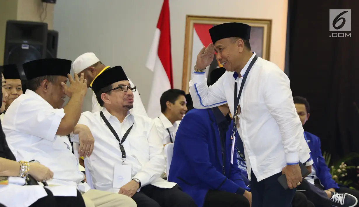 Komedian Dedi Gumelar memberi hormat pada mantan Panglima TNI, Djoko Santoso jelang mendampingi pasangan Prabowo/Sandi Uno mendaftar bakal Capres/Cawapres Pemilu 2019 di Gedung KPU, Jakarta, Jumat (10/8). (Liputan6.com/Helmi Fithriansyah)