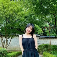 Di sini Yerin tampil mengenakan dress hitam sederhana dengan detail kerut di area leher dan pinggang. Kuncinya adalah pada makeup Yerin yang mampu menunjang penampilannya, tanpa kesan berlebihan. Foto: Instagram @every__nn.