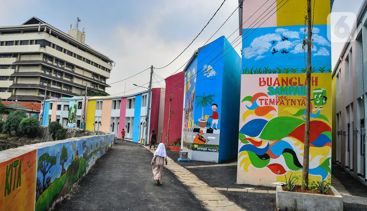 Suasana di Kampung Gembira Gembrong, Cipinang Besar Utara, Jakarta Timur, Selasa (4/10/2022). Kampung warna-warni mengusung konsep pengembangan daerah tepian air (water front city) yang dibangun menggunakan anggaran Baznas-Bazis DKI Jakarta sebesar Rp 7,8 miliar itu rencananya akan diresmikan oleh Gubernur DKI Jakarta Anies Baswedan dalam waktu dekat. (merdeka.com/Iqbal S. Nugroho)