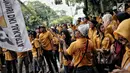Aksi massa dari kader dan simpatisan Partai Hanura menggeruduk kantor KPU RI di Jakarta, Senin (21/1). Mereka menuntut KPU memasukkan nama Oesman Sapta Odang (OSO) ke daftar calon tetap (DCT) caleg anggota DPD RI 2019. (Liputan6.com/Faizal Fanani)