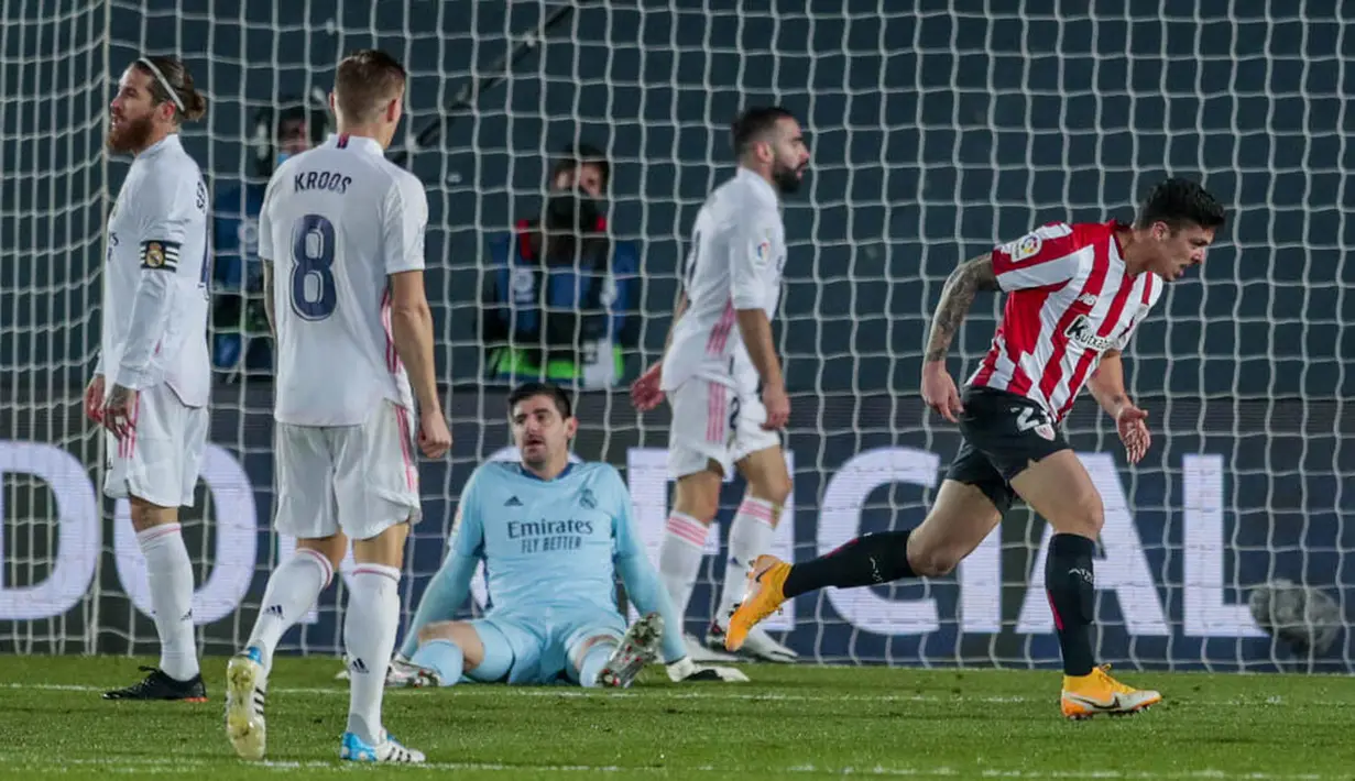 Pemain Athletic Bilbao, Ander Capa, melakukan selebrasi usai mencetak gol ke gawang Real Madrid pada laga Liga Spanyol di Stadion Alfredo Di Stefano, Rabu (16/12/2020). Real Madrid menang dengan skor 3-1. (AP/Bernat Armangue)