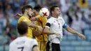 Pemain Jerman, Julian Draxler berduel dengan para pemain Australia pada laga grup B Piala Konfederasi 2017 di Fisht Stadium, Sochi, Rusia, (19/6/2017). Jerman menang 3-2. (AP/Thanassis Stavrakis)