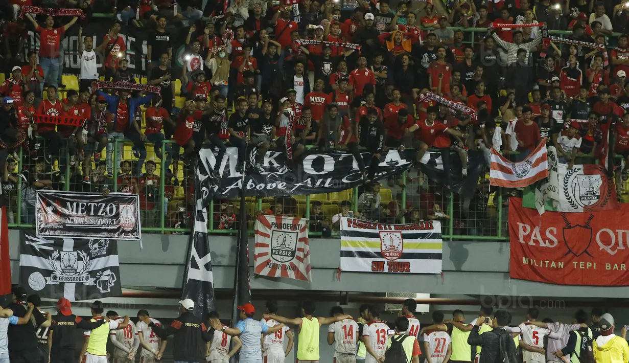Para pemain Persis Solo menyapa suporter usai laga melawan Kalteng Putra FC pada laga Liga 2 di Stadion Patriot, Bekasi, Senin (13/11/2017). Persis Solo kalah 0-1 dari Kalteng Putra FC. (Bola.com/ M Iqbal Ichsan)