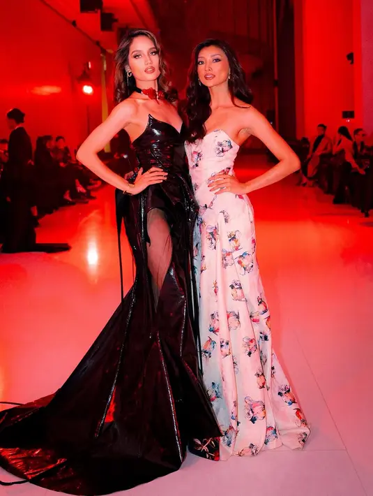 Tampil kontras dengan Cinta Laura, Dinda Cresheilla tampil manis dengan strapless drapery dress putih. Dress yang dikenakannya memiliki motif print bunga mawar yang apik [@claurakiehl]