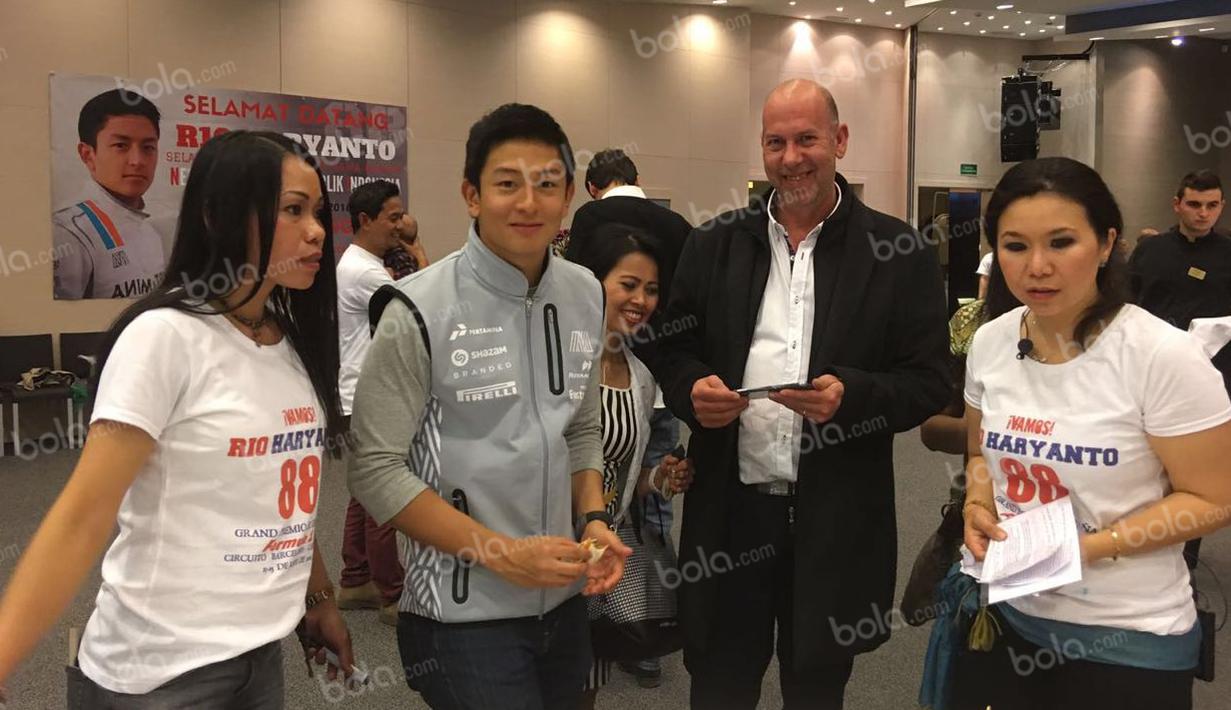 Pebalap Manor Racing asal Indonesia, Rio Haryanto, hadir dalam acara meet and greet yang diselenggarakan KBRI Spanyol di Hotel Melia, Barcelona, Spanyol, Kamis (12/5/2016). (Bola.com/Reza Khomaini)