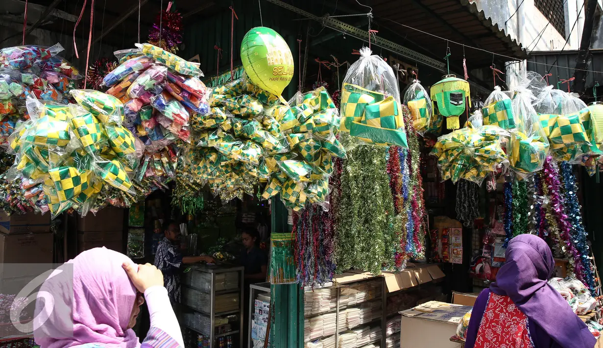 Sejumlah ornamen hiasan Idul Fitri terpajang dalam toko di Pasar Pagi, Asemka, Jakarta, Kamis (24/6/2016). Jelang Hari Raya Idul Fitri 1437 H, permintaan ornamen hiasan Idul Fitri seperti terus meningkat. (Liputan6.com/Faisal Fanani)