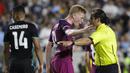 Gelandang Manchester City, Kevin De Bruyne, melakukan protes saat melawan Real Madrid pada laga ICC di Stadion Memorial Coliseum, California, Rabu (26/7/2017). Manchester City menang 4-1 atas Real Madrid. (AP/Jae C Hong)