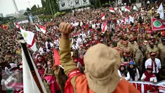 Ratusan Tenaga Harian Lepas Tenaga Bantu Penyuluh Pertanian (THL TBPP) menggelar aksi unjuk rasa di depan Istana Merdeka, Jakarta, Rabu (7/9). Dalam aksinya mereka  meminta pemerintah segera mengangkat 19.156 orang THL-TBPP. (Liputan6.com/Faizal Fanani)