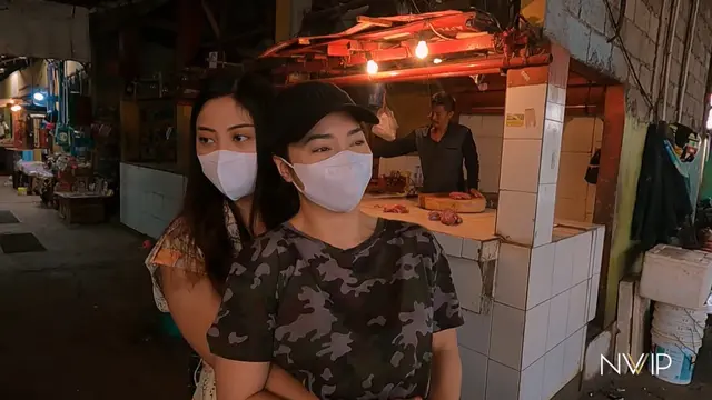 Nikita Willy dan Winona belanja di pasar tradisional. (Foto: YouTube/Nikita Willy Official)