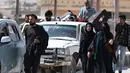 Dengan membawa koper-koper besar, mereka bergegas melintasi pintu gerbang logam di perbatasan antara Mirjaveh (Iran) dan Taftan (Pakistan). Warga Pakistan berjalan melintasi perbatasan Taftan, di provinsi Balochistan, Iran pada Selasa 3 Maret 2026, di tengah serangan Amerika Serikat dan Israel yang terus memanas. (Banaras KHAN/AFP)