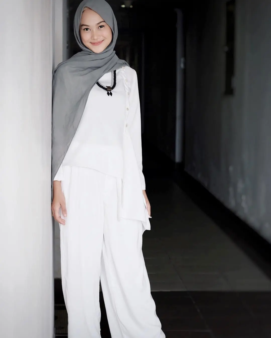 White on white untuk tampilan busana hijab kamu ketika berbuka puasa, boleh juga lho. (sumber foto: @indahnadapuspita/instagram)