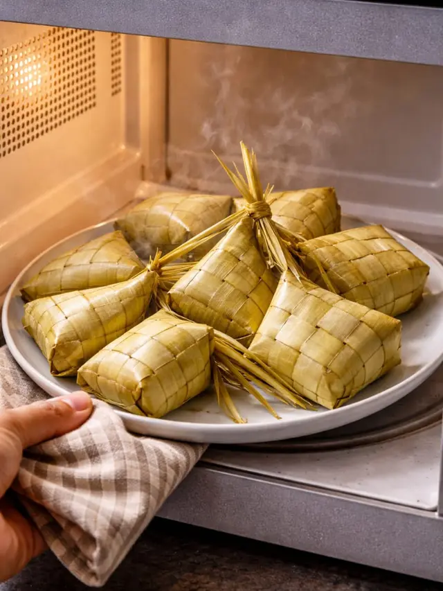 Menghangatkan Ketupat dengan Microwave
