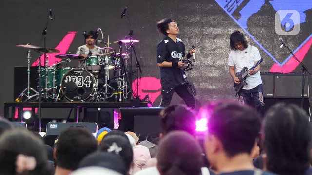 Tampil Energik, GIGI Hentak Panggung District Synchronize Fest 2024