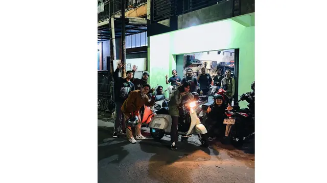 Potret Sintya Marisca Kendarai Vespa
