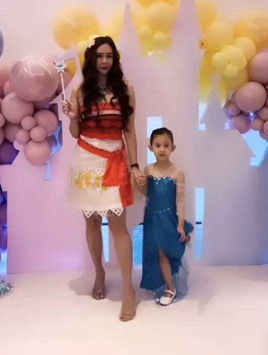 Aura Kasih melengkapi penampilan dengan heelsnya. Sementara itu, putrinya tampil dengan dress biru seperti Elsa Frozen. [@aurakasih]
