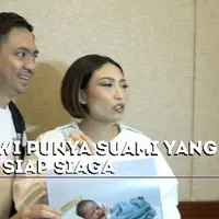 Selama proses persalinan, suami Ayu Dewi selalu setia mendampingi.