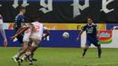 <p>Pemain Persib Bandung, Ezra Walian (kanan) berusaha menendang bola ke gawang Arema FC pada pertandingan pekan ke-26 BRI Liga 1 2022/2023 yang berlangsung di Stadion Pakansari, Bogor, Kamis (23/2/2023). (Bola.com/Ikhwan Yanuar)</p>