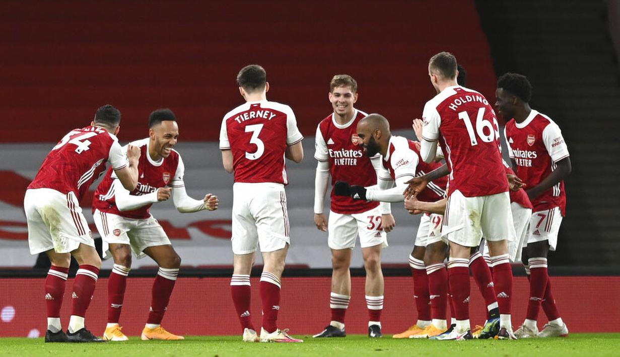 Para pemain Arsenal merayakan gol yang dicetak oleh Pierre-Emerick Aubameyang ke gawang Newcastle United pada laga Liga Inggris di Stadion Emirates, Senin (18/1/2021). Arsenal menang dengan skor 3-0. (Catherine Ivill/Pool via AP)