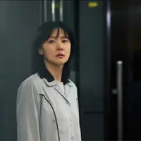 Drama Walking on Thin Ice menyoroti kisah penuh emosi tentang seorang ibu yang terpaksa melangkah di jalan berbahaya demi keluarganya. (Foto: Vidio.doc)