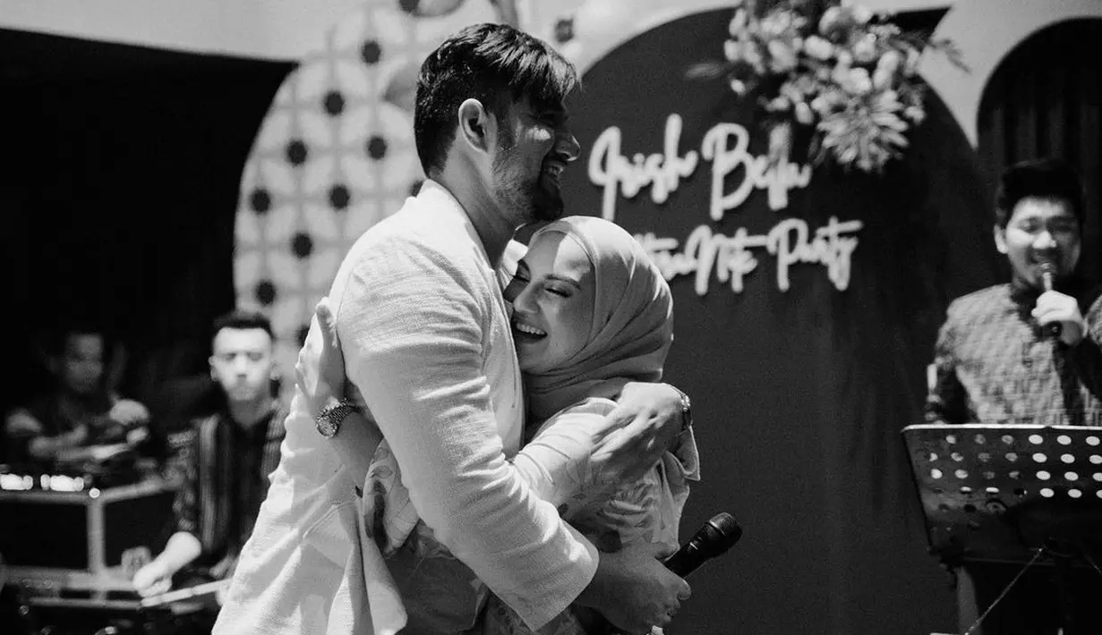 <p>"Hari penuh dengan air mata…Thanks hubby @ammarzoni for the birthday surprise," tulis Irish Bella di unggahan Instagramnya (24/4).</p>
<p> (Instagram @_irishbella_)</p>