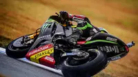 Gaya membalap Johann Zarco di MotoGP Jepang, Minggu (15/10/2017), dikritik Jorge Lorenzo. (Twitter/Yamaha Tech 3)