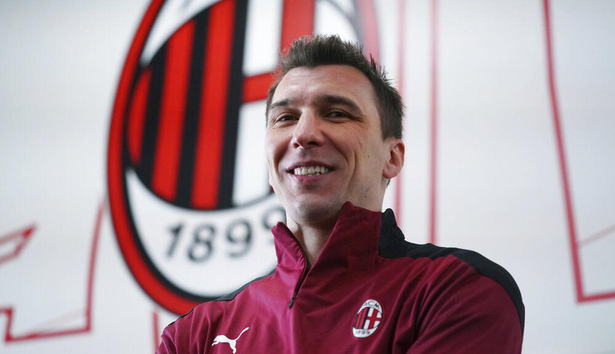 Striker baru AC Milan, Mario Mandzukic, berpose di Pusat Latihan AC Milan, Selasa (19/1/2021). Kehadiran Striker veteran asal Kroasia ini akan menambah ketajaman lini depan AC Milan. (Spada/LaPresse via AP)