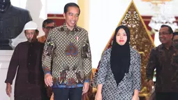 Presiden Joko Widodo menerima kedatangan Siti Aisyah di Istana Merdeka, Jakarta, Selasa (12/3). Siti dibebaskan dari dakwaan hukum kasus pembunuhan Kim Jong Nam di Pengadilan Tinggi Shah Alam, Kuala Lumpur, Malaysia. (Liputan6.com/Angga Yuniar)