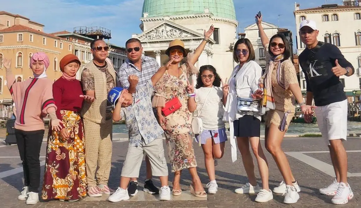 Krisdayanti bersama keluarga juga berfoto di salah satu kota yang memiliki nilai sejarahnya. Mereka terlihat berfoto di Grand Canal Venice, Italy. (Liputan6.com/IG/krisdayantilemos)