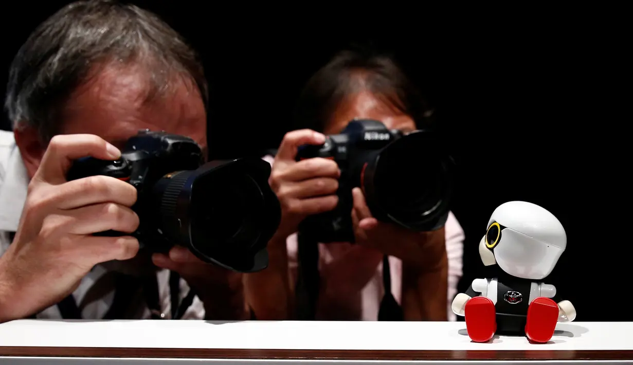 Wartawan mengabadikan Robot Mini Kirobo saat diperkenalkan di Tokyo, Jepang pada 27 September 2016. Kirobo Mini, merupakan robot seukuran genggaman tangan manusia ini dibuat untuk menemani anak bayi bermain. (REUTERS/Kim Kyung-Hoon)