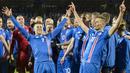Para pemain Islandia merayakan keberhasilan lolos ke Piala Dunia 2018 usai mengalahkan Kosovo di Reykjavik, Senin (9/10/2017). Islandia untuk pertama kali dalam sejarah lolos ke Piala Dunia. (AFP/Haraldur Gudjonsson)