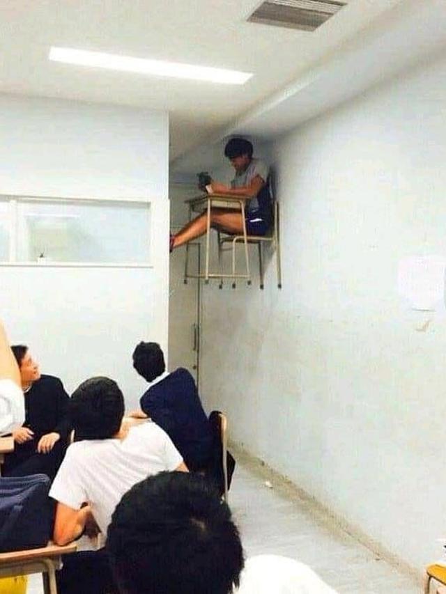 6 Aksi Murid Mainan Kursi Ini Absurd Banget, Bikin Ngakak