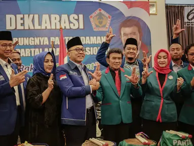 Ketua Umum Partai Amanat Nasional Zulkifli Hasan (ketiga kiri) bersama Ketum Partai Idaman Rhoma Irama (ketiga kanan) bersalaman saat deklarasi bergabungnya Partai Idaman ke PAN di Jakarta, Sabtu (12/5). (Liputan6.com/Faizal Fanani)