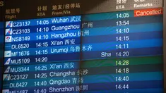Sebuah papan informasi memperlihatkan jadwal penerbangan dari Wuhan yang dibatalkan di Bandara Internasional Ibu Kota Beijing pada Kamis (23/1/2020). Pemerintah China menghentikan semua penerbangan dan kereta api yang meninggalkan Wuhan, kota pusat penyebaran virus korona. (AP/Mark Schiefelbein)