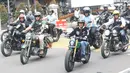 Presiden Joko Widodo (kiri) mengendarai motor Kawasaki W175 miliknya mengelilingi Kota Bandung, Minggu (11/10). Presiden Jokowi ditemani Gubernur Jawa Barat Ridwan Kamil dan pengendara sepeda motor dari berbagai komunitas. (Liputan6.com/Angga Yuniar)