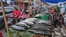 <p>Pembeli memilih ikan bandeng yang di jual di Rawa Belong, Jakarta, Jumat (20/1/2023). Penjual bandeng musiman ini menjual daganganya jelang perayaan Imlek yang dijual dengan harga mulai dari Rp. 50.000 hingga Rp. 90.000 per kilonya. (Liputan6.com/Angga Yuniar)</p>